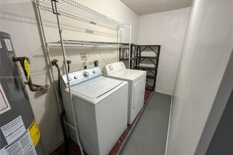 House in Sunrise, Florida 5 bedrooms, 124.49 sq.m. № 1896561 - photo 23