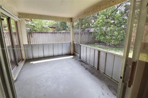 House in Sunrise, Florida 5 bedrooms, 124.49 sq.m. № 1896561 - photo 20