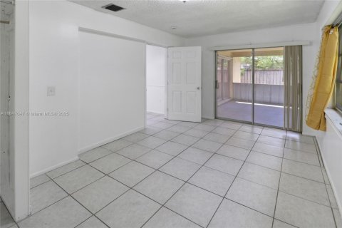 House in Sunrise, Florida 5 bedrooms, 124.49 sq.m. № 1896561 - photo 18