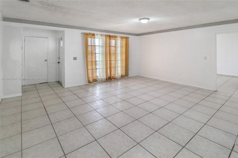 House in Sunrise, Florida 5 bedrooms, 124.49 sq.m. № 1896561 - photo 4