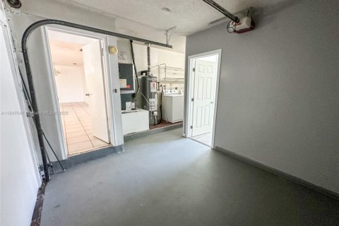 House in Sunrise, Florida 5 bedrooms, 124.49 sq.m. № 1896561 - photo 21