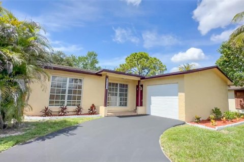 House in Sunrise, Florida 5 bedrooms, 124.49 sq.m. № 1896561 - photo 2