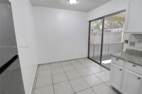 House in Sunrise, Florida 5 bedrooms, 124.49 sq.m. № 1896561 - photo 11