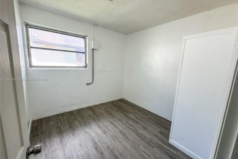 House in Sunrise, Florida 5 bedrooms, 124.49 sq.m. № 1896561 - photo 22