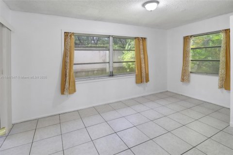 House in Sunrise, Florida 5 bedrooms, 124.49 sq.m. № 1896561 - photo 17