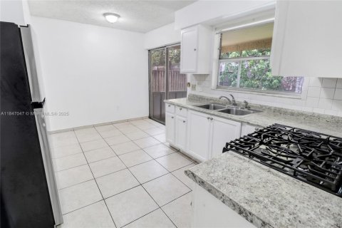 House in Sunrise, Florida 5 bedrooms, 124.49 sq.m. № 1896561 - photo 10