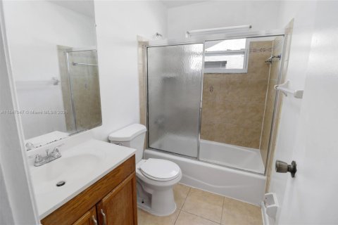 House in Sunrise, Florida 5 bedrooms, 124.49 sq.m. № 1896561 - photo 15