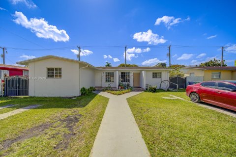 Immobilier commercial à vendre à Sweetwater, Floride: 156.82 m2 № 2084267 - photo 1