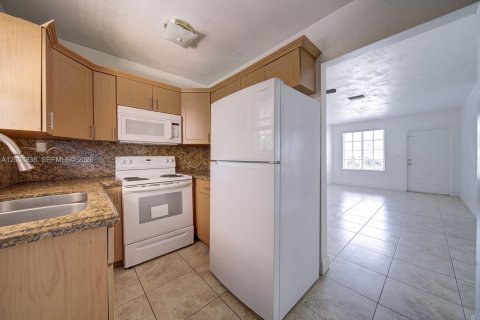 Immobilier commercial à vendre à Sweetwater, Floride: 156.82 m2 № 2084267 - photo 9