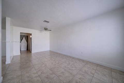 Immobilier commercial à vendre à Sweetwater, Floride: 156.82 m2 № 2084267 - photo 4