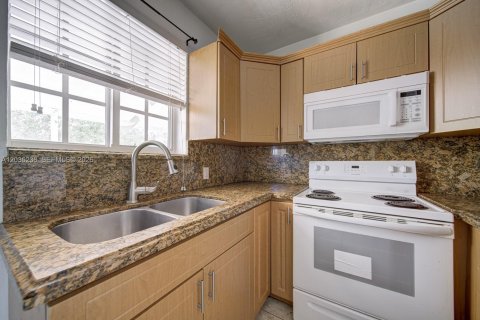Immobilier commercial à vendre à Sweetwater, Floride: 156.82 m2 № 2084267 - photo 8