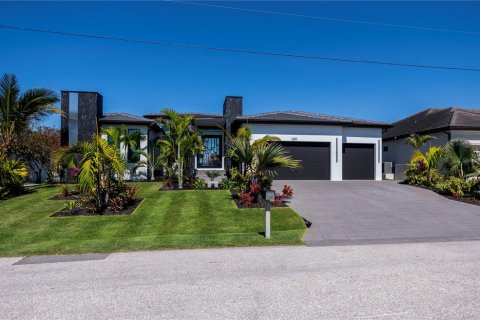 House in Punta Gorda, Florida 3 bedrooms, 225.01 sq.m. № 1580919 - photo 9