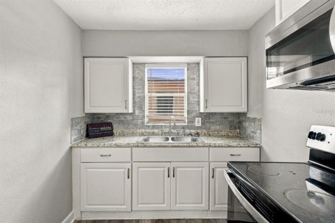 Immobilier commercial à vendre à Saint Petersburg, Floride: 4 chambres, 121.14 m2 № 2430896 - photo 9