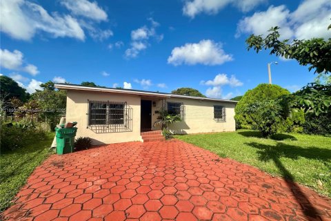 Villa ou maison à louer à Miami, Floride: 3 chambres, 186.27 m2 № 1946662 - photo 1