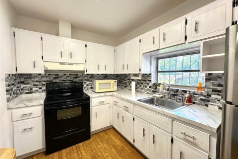 Villa ou maison à louer à Miami, Floride: 3 chambres, 186.27 m2 № 1946662 - photo 4