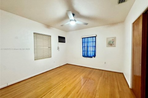 Villa ou maison à louer à Miami, Floride: 3 chambres, 186.27 m2 № 1946662 - photo 13