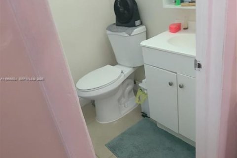 Condo in Miami, Florida, 2 bedrooms  № 2027169 - photo 11