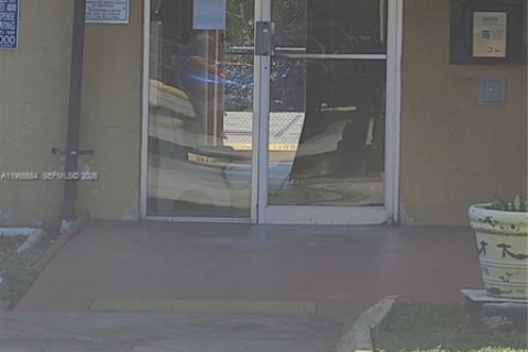 Condo in Miami, Florida, 2 bedrooms  № 2027169 - photo 2