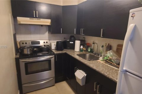 Condo in Miami, Florida, 2 bedrooms  № 2027169 - photo 3
