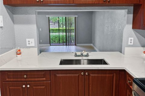 Copropriété à vendre à Pembroke Pines, Floride: 2 chambres, 84.91 m2 № 1986521 - photo 2