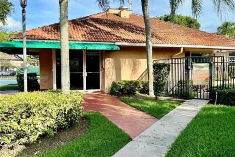Copropriété à vendre à Pembroke Pines, Floride: 2 chambres, 84.91 m2 № 1986521 - photo 24