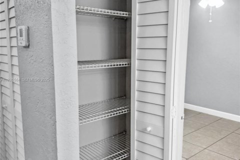 Copropriété à vendre à Pembroke Pines, Floride: 2 chambres, 84.91 m2 № 1986521 - photo 16