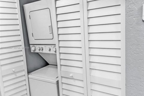 Copropriété à vendre à Pembroke Pines, Floride: 2 chambres, 84.91 m2 № 1986521 - photo 17