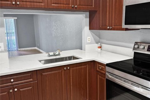 Copropriété à vendre à Pembroke Pines, Floride: 2 chambres, 84.91 m2 № 1986521 - photo 1