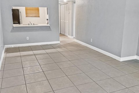 Copropriété à vendre à Pembroke Pines, Floride: 2 chambres, 84.91 m2 № 1986521 - photo 7