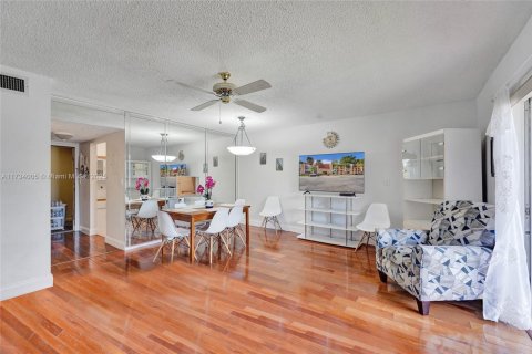 Condo in North Lauderdale, Florida, 1 bedroom  № 1483078 - photo 7