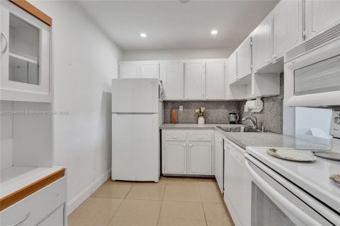 Condo in North Lauderdale, Florida, 1 bedroom  № 1483078 - photo 17