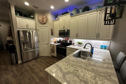 Townhouse in Saint Petersburg, Florida 3 bedrooms, 178.37 sq.m. № 2237583 - photo 18