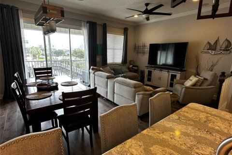 Townhouse in Saint Petersburg, Florida 3 bedrooms, 178.37 sq.m. № 2237583 - photo 15
