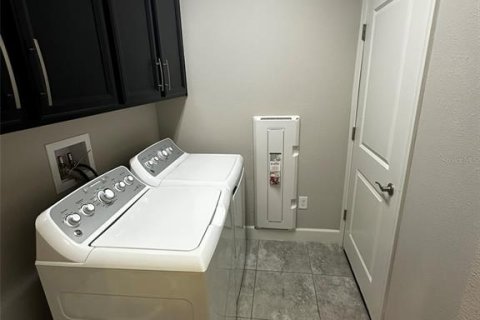 Townhouse in Saint Petersburg, Florida 3 bedrooms, 178.37 sq.m. № 2237583 - photo 11