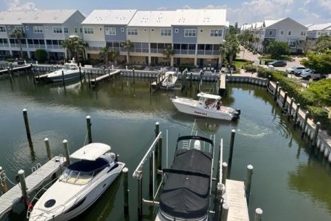 Townhouse in Saint Petersburg, Florida 3 bedrooms, 178.37 sq.m. № 2237583 - photo 9