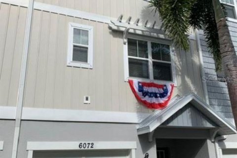 Townhouse in Saint Petersburg, Florida 3 bedrooms, 178.37 sq.m. № 2237583 - photo 13