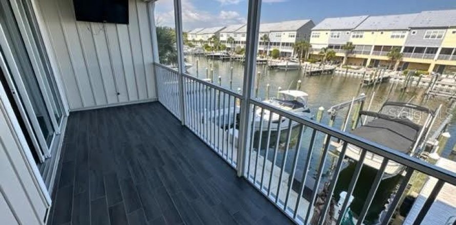 Townhouse in Saint Petersburg, Florida 3 bedrooms, 178.37 sq.m. № 2237583