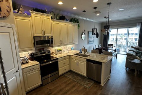 Townhouse in Saint Petersburg, Florida 3 bedrooms, 178.37 sq.m. № 2237583 - photo 14