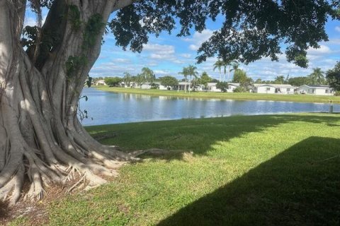 Villa ou maison à vendre à West Palm Beach, Floride: 2 chambres, 122.63 m2 № 2173154 - photo 3