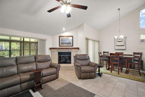 Townhouse in Yalaha, Florida 3 bedrooms, 118.64 sq.m. № 1601857 - photo 8