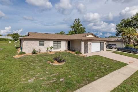 House in Port Richey, Florida 3 bedrooms, 151.62 sq.m. № 1826324 - photo 2