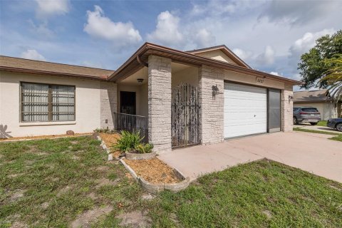 House in Port Richey, Florida 3 bedrooms, 151.62 sq.m. № 1826324 - photo 3