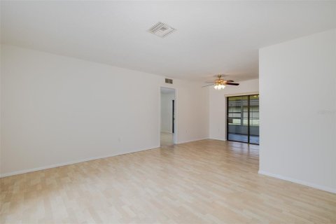 House in Port Richey, Florida 3 bedrooms, 151.62 sq.m. № 1826324 - photo 5