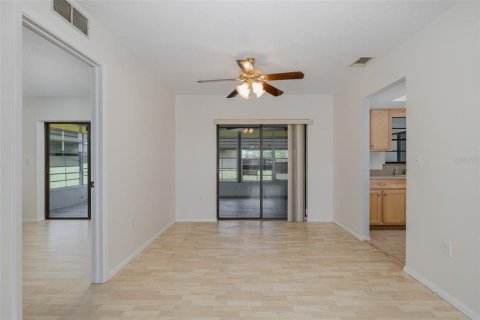 House in Port Richey, Florida 3 bedrooms, 151.62 sq.m. № 1826324 - photo 6