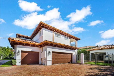 House in Miami Lakes, Florida 5 bedrooms, 341.51 sq.m. № 1779612 - photo 3