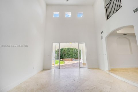 House in Miami Lakes, Florida 5 bedrooms, 341.51 sq.m. № 1779612 - photo 9