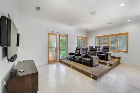 House in Miami Lakes, Florida 5 bedrooms, 341.51 sq.m. № 1779612 - photo 16
