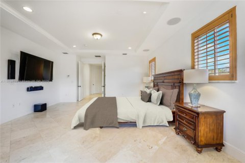 House in Miami Lakes, Florida 5 bedrooms, 341.51 sq.m. № 1779612 - photo 21
