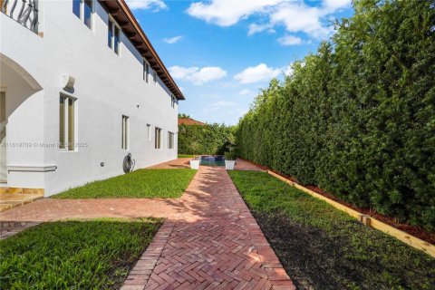 House in Miami Lakes, Florida 5 bedrooms, 341.51 sq.m. № 1779612 - photo 6