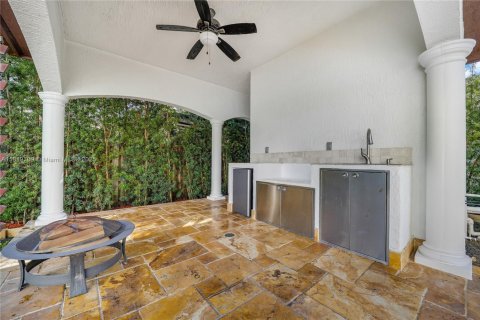 House in Miami Lakes, Florida 5 bedrooms, 341.51 sq.m. № 1779612 - photo 5